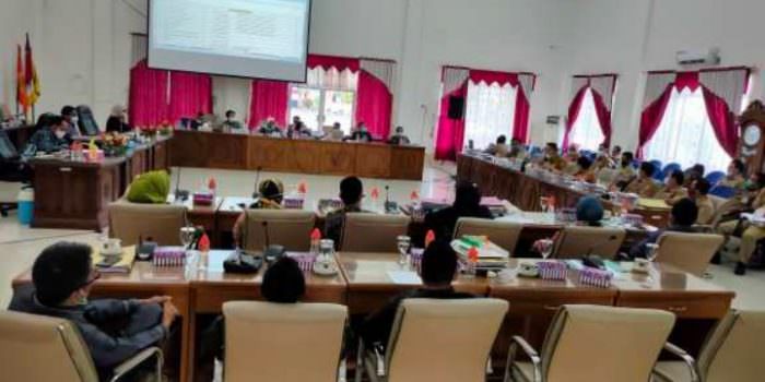 RAPAT : DPRD dan TPAD Barito Selatan saat rapat KUA PPAS di aula rapat DPRD Barsel, Selasa (19/10). (FOTO: JENERI/KALTENG POS)