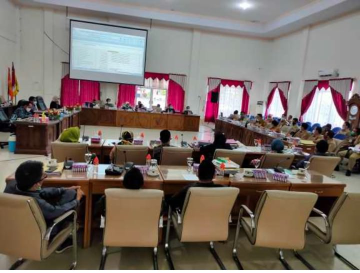 RAPAT : DPRD dan TPAD Barito Selatan saat rapat KUA PPAS di aula rapat DPRD Barsel, Selasa (19/10). (FOTO: JENERI/KALTENG POS)