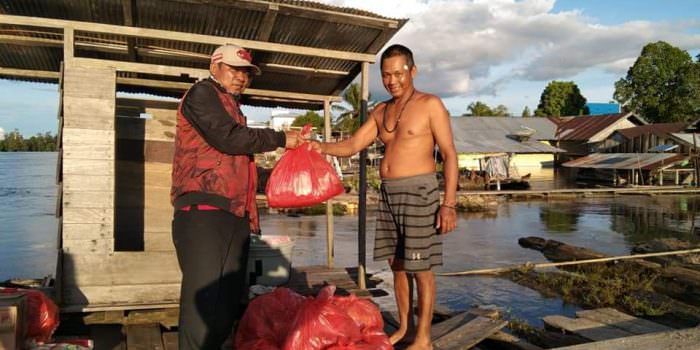 SERAHKAN BANTUAN: Anggota DPRD Katingan, Yudea (kiri) ketika menyalurkan bantuan untuk korban bencana banjir, beberapa waktu lalu. (FOTO: DPRD KATINGAN UNTUK KALTENG POS)