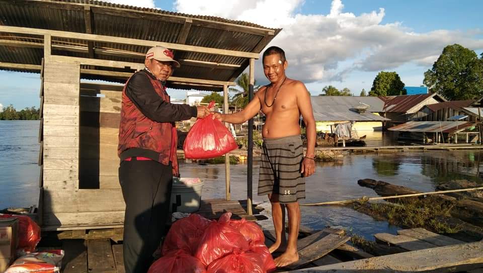 SERAHKAN BANTUAN: Anggota DPRD Katingan, Yudea (kiri) ketika menyalurkan bantuan untuk korban bencana banjir, beberapa waktu lalu. (FOTO: DPRD KATINGAN UNTUK KALTENG POS)