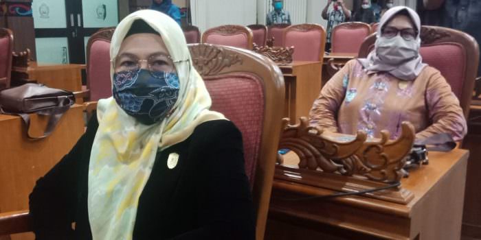 RAPAT: Anggota DPRD Kotawaringin Timur Hj Darmawati saat mengikuti rapat paripurna, belum lama ini. (FOTO: BAHRI/KALTENG POS)