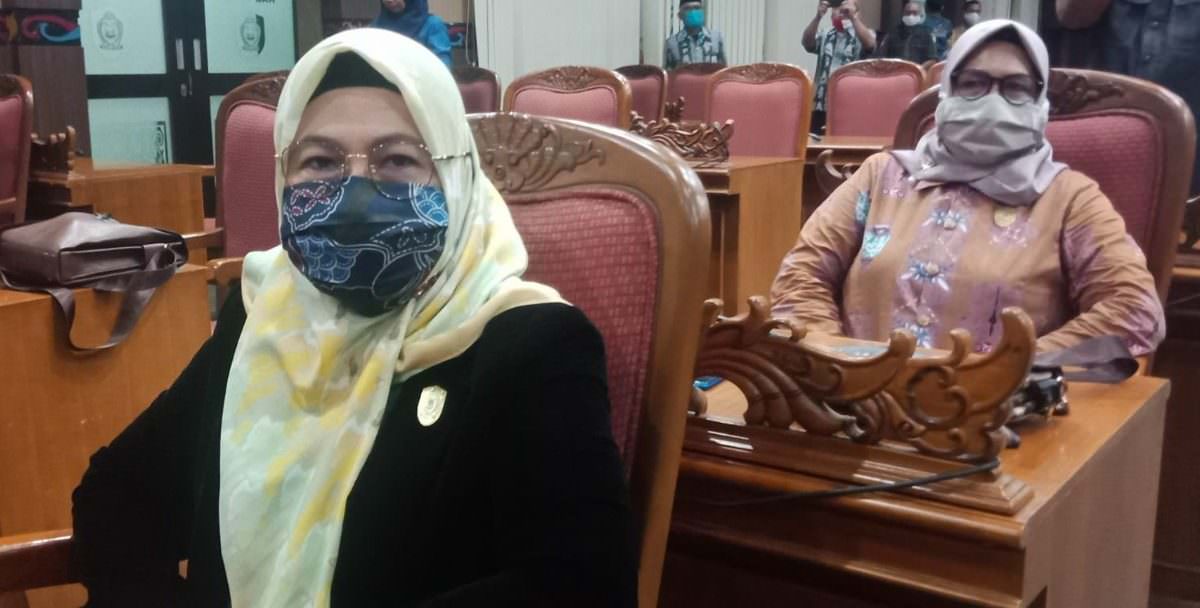 RAPAT: Anggota DPRD Kotawaringin Timur Hj Darmawati saat mengikuti rapat paripurna, belum lama ini. (FOTO: BAHRI/KALTENG POS)