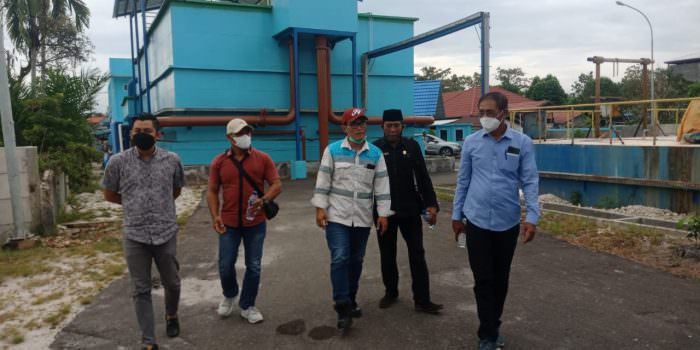 KUNJUNGAN: Anggota Komisi IV DPRD Kotawaringin Timur Bima Santoso (kemeja merah) saat kunjungan ke tempat pengolahan air PDAM, belum lama ini. (FOTO: BAHRI/KALTENG POS)