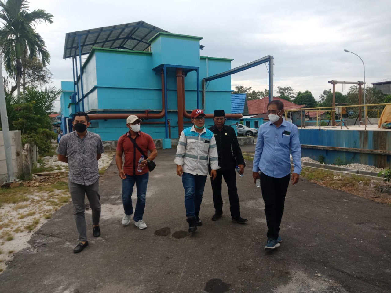 KUNJUNGAN: Anggota Komisi IV DPRD Kotawaringin Timur Bima Santoso (kemeja merah) saat kunjungan ke tempat pengolahan air PDAM, belum lama ini. (FOTO: BAHRI/KALTENG POS)