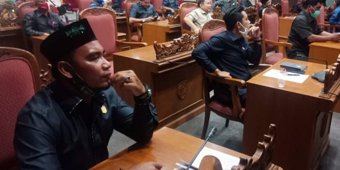 RAPAT : Sekretaris Fraksi PKB di DPRD Kotawaringin Timur, Bima Santoso (kiri) saat menghadiri rapat paripurna, Selasa (12/10). (FOTO: BAHRI/KALTENG POS)