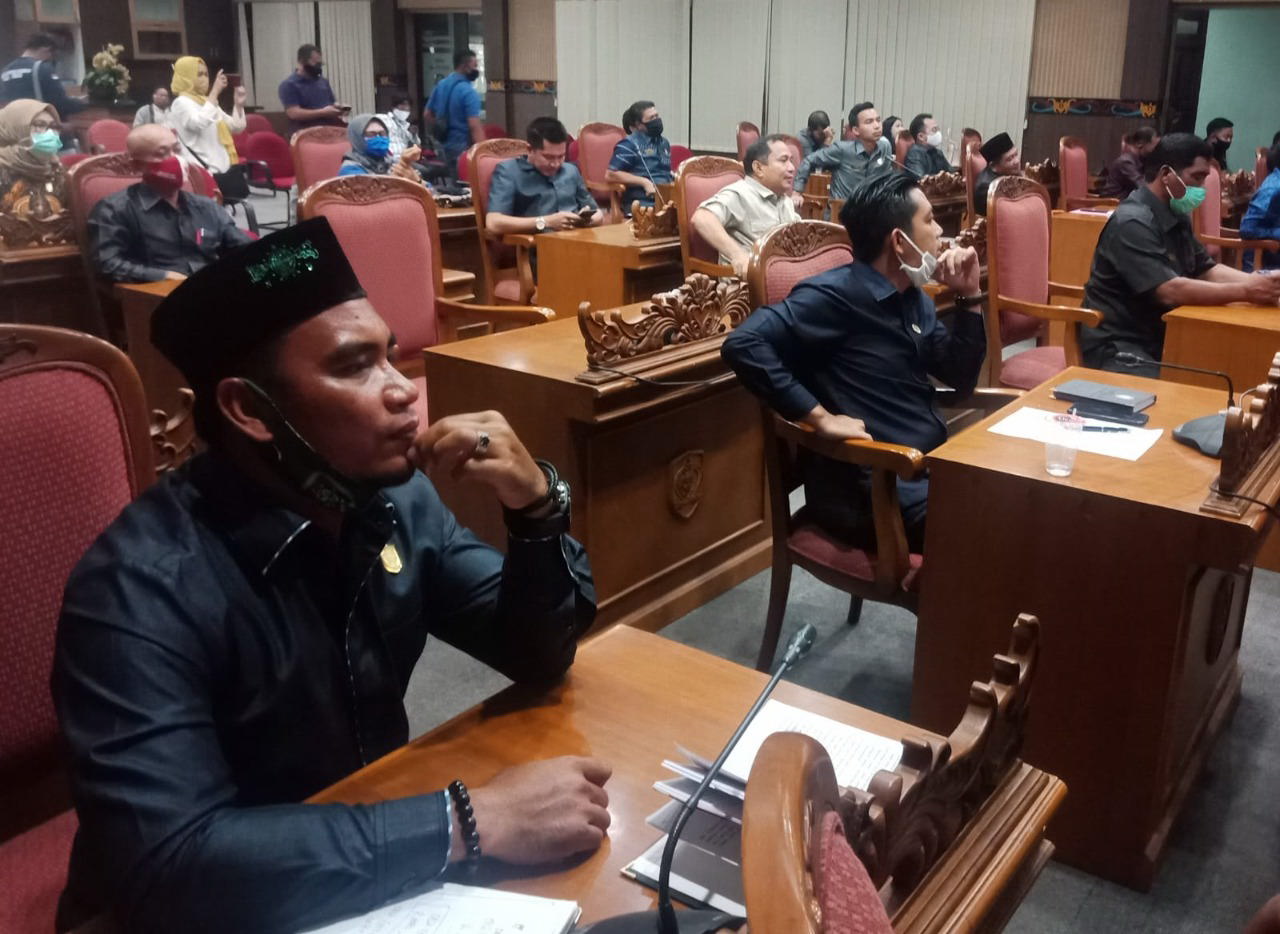 RAPAT : Sekretaris Fraksi PKB di DPRD Kotawaringin Timur, Bima Santoso (kiri) saat menghadiri rapat paripurna, Selasa (12/10). (FOTO: BAHRI/KALTENG POS)