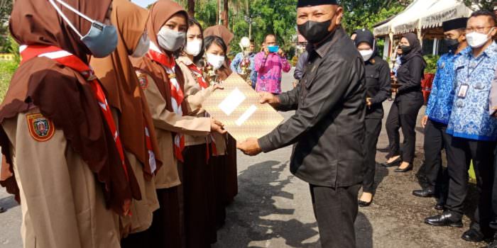 PENGHARGAAN: Wakil Ketua DPRD Kotawaringin Timur H Rudianur menyerahkan penghargaan kepada salah seorang pelajar pada Hari Sumpah Pemuda, Kamis (28/10). (FOTO: BAHRI/KALTENG POS)