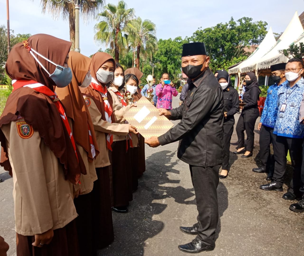 PENGHARGAAN: Wakil Ketua DPRD Kotawaringin Timur H Rudianur menyerahkan penghargaan kepada salah seorang pelajar pada Hari Sumpah Pemuda, Kamis (28/10). (FOTO: BAHRI/KALTENG POS)