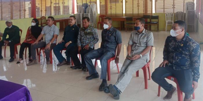 KUNJUNGAN: Anggota DPRD Kotawaringin Timur Khozaini (paling kanan) beserta anggota dewan dari dapil I saat kunjungan di salah satu desa di Kecamatan MB Ketapang, belum lama ini. (FOTO: BAHRI/KALTENG POS)