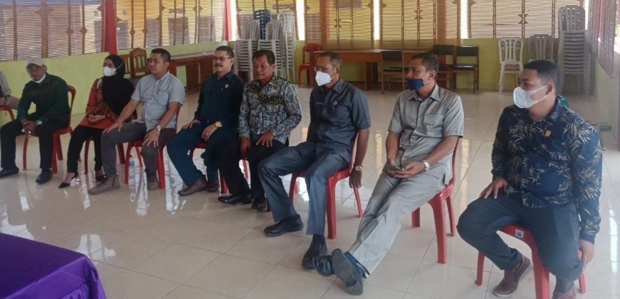 KUNJUNGAN: Anggota DPRD Kotawaringin Timur Khozaini (paling kanan) beserta anggota dewan dari dapil I saat kunjungan di salah satu desa di Kecamatan MB Ketapang, belum lama ini. (FOTO: BAHRI/KALTENG POS)