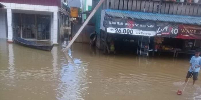 BANJIR : Situasi banjir yang terjadi di Desa Tumbang Sepayang, Kecamatan Bukit Santuai sudah merendam jalan, Selasa (5/10). (FOTO: DPRD UNTUK KALTENG POS)