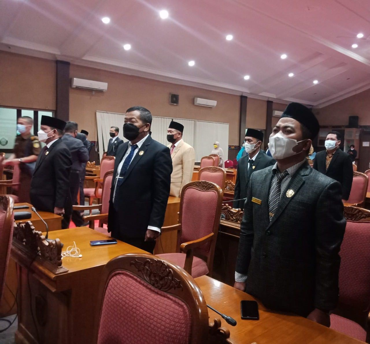 RAPAT: Anggota Komisi III DPRD Kotawaringin Timur Riskon Fabiansyah (kiri) saat mengikuti rapat paripurna, belum lama ini. (FOTO: BAHRI/KALTENG POS)