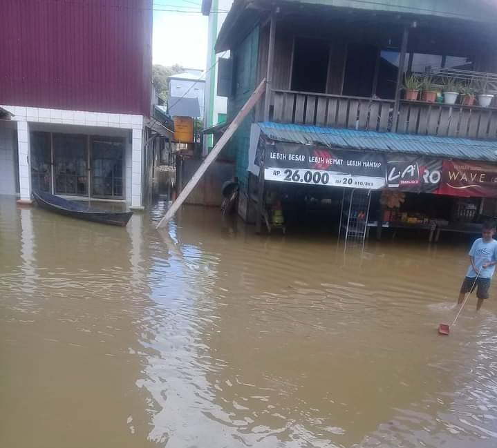 BANJIR : Situasi banjir yang terjadi di Desa Tumbang Sepayang, Kecamatan Bukit Santuai sudah merendam jalan, Selasa (5/10). (FOTO: DPRD UNTUK KALTENG POS)