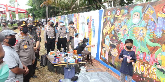 TERKESIMA: Kapolda Kalteng Irjen Pol Dedi Prasetyo didampingi para pejabat utama melihat karya mural dari para peserta. (FOTO: AGUS PRAMONO/KALTENG POS)