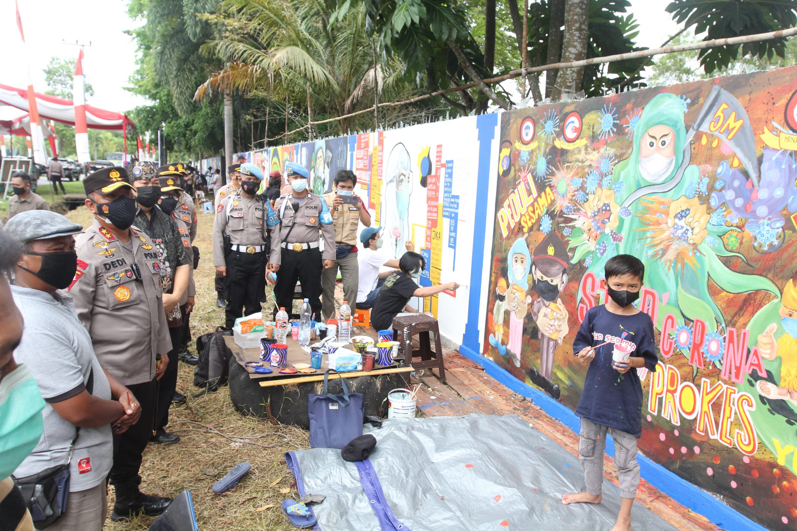 TERKESIMA: Kapolda Kalteng Irjen Pol Dedi Prasetyo didampingi para pejabat utama melihat karya mural dari para peserta. (FOTO: AGUS PRAMONO/KALTENG POS)