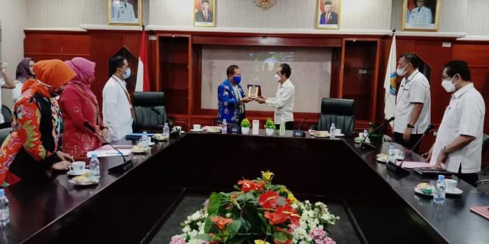 BERI KENANG-KENANGAN: Pejabat Pemkab Mura menerima cinderamata dari Pengadilan Tinggi Agama (PTA) Provinsi Kalteng, Rabu (13/10) lalu. (FOTO: DISKOMINFO UNTUK KALTENG POS)