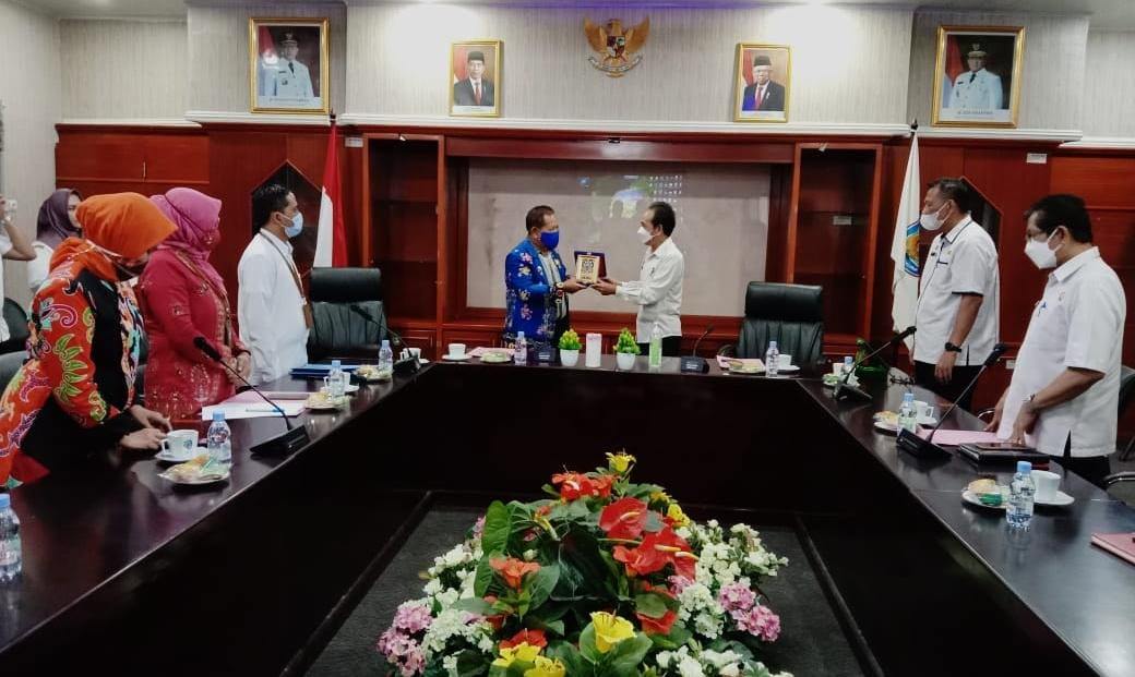 BERI KENANG-KENANGAN: Pejabat Pemkab Mura menerima cinderamata dari Pengadilan Tinggi Agama (PTA) Provinsi Kalteng, Rabu (13/10) lalu. (FOTO: DISKOMINFO UNTUK KALTENG POS)