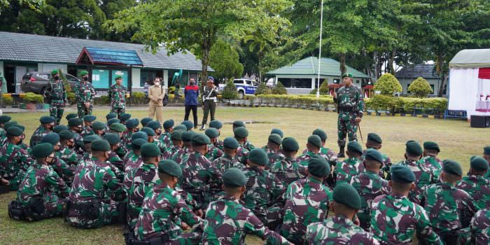 ARAHAN: Danrem 102/Pjg, Brigjen TNI Yudianto Putrajaya, SE MM memberikan arahan kepada prajurit Kompi Senapan B Yonif R 631/Atg, Senin (25/10). (FOTO: PENREM 102/Pjg)