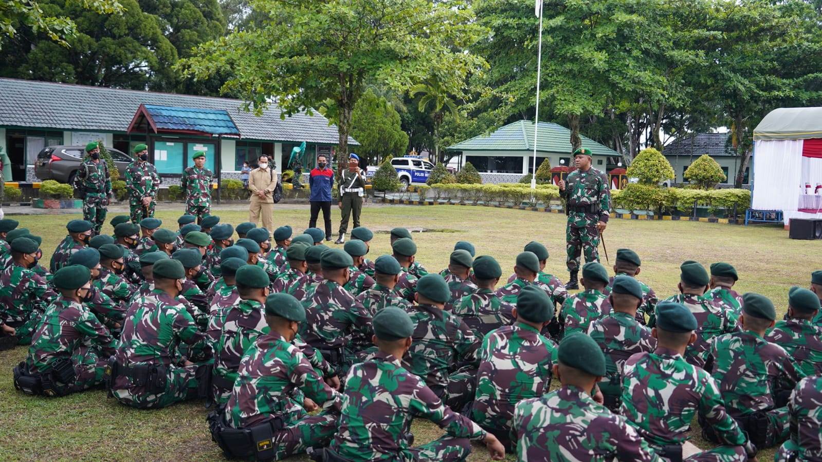 ARAHAN: Danrem 102/Pjg, Brigjen TNI Yudianto Putrajaya, SE MM memberikan arahan kepada prajurit Kompi Senapan B Yonif R 631/Atg, Senin (25/10). (FOTO: PENREM 102/Pjg)