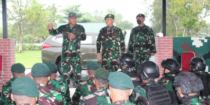 ARAHAN: Danrem 102/Pjg, Brigjen TNI Yudianto Putrajaya, SE MM melaksanakan kunjungan kerja ke Mako Kipan A Yonif R 631/Atg, Rabu (27/10). (FOTO: PENREM 102/Pjg)