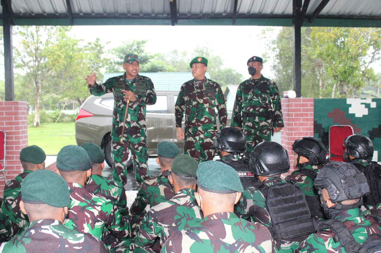 ARAHAN: Danrem 102/Pjg, Brigjen TNI Yudianto Putrajaya, SE MM melaksanakan kunjungan kerja ke Mako Kipan A Yonif R 631/Atg, Rabu (27/10). (FOTO: PENREM 102/Pjg)