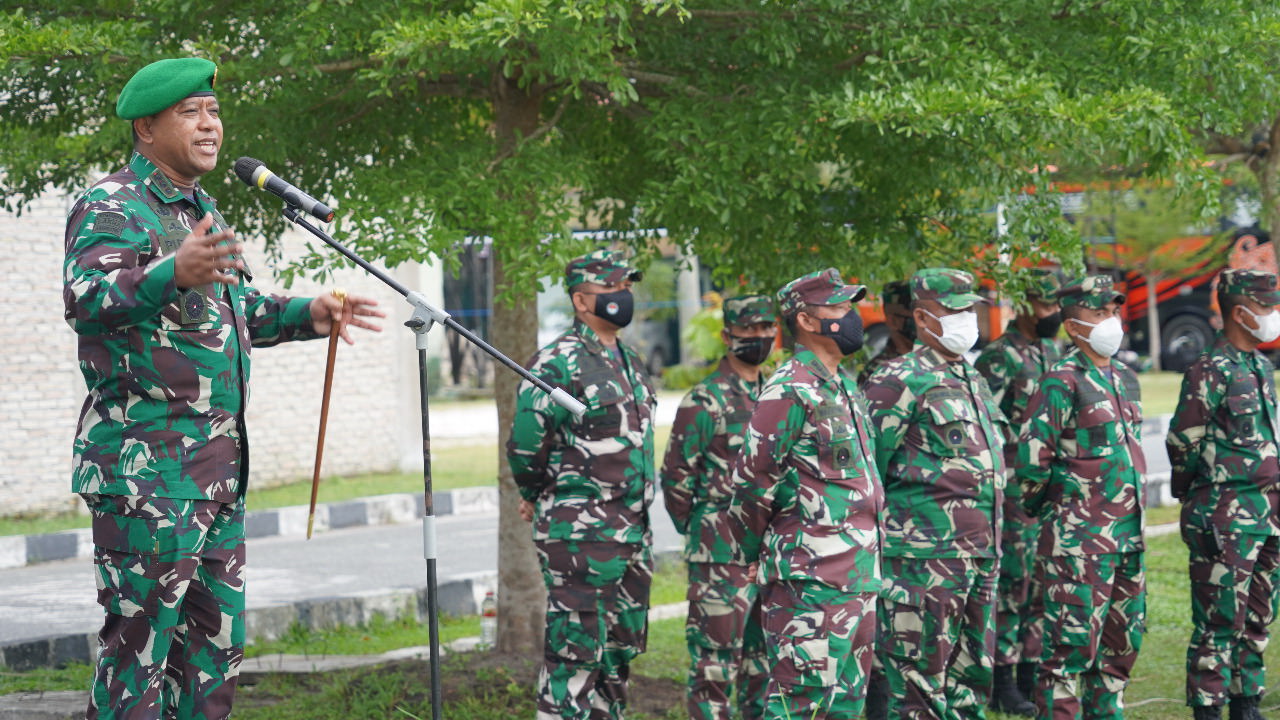 ARAHAN: Danrem 102/Pjg 102/Pjg Kolonel Inf Judiyanto Putrajaya,S.E.,M.M memberikan arahan kepada TNI-KC di Lapangan Bola Makorem 102/Pjg, Senin (11/10). (FOTO: PENREM 102/Pjg)