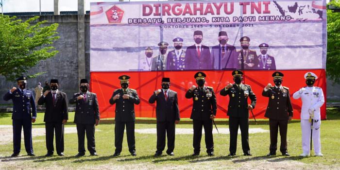 SINERGI: Danrem Kolonel Inf Yudianto Putrajaya berfoto bersama unsur Forkopimda Kalteng usai upacara peringatan HUT ke-76 TNI di lapangan Makorem 102/Pjg, Selasa (5/10). (FOTO: PENREM 102/Pjg)