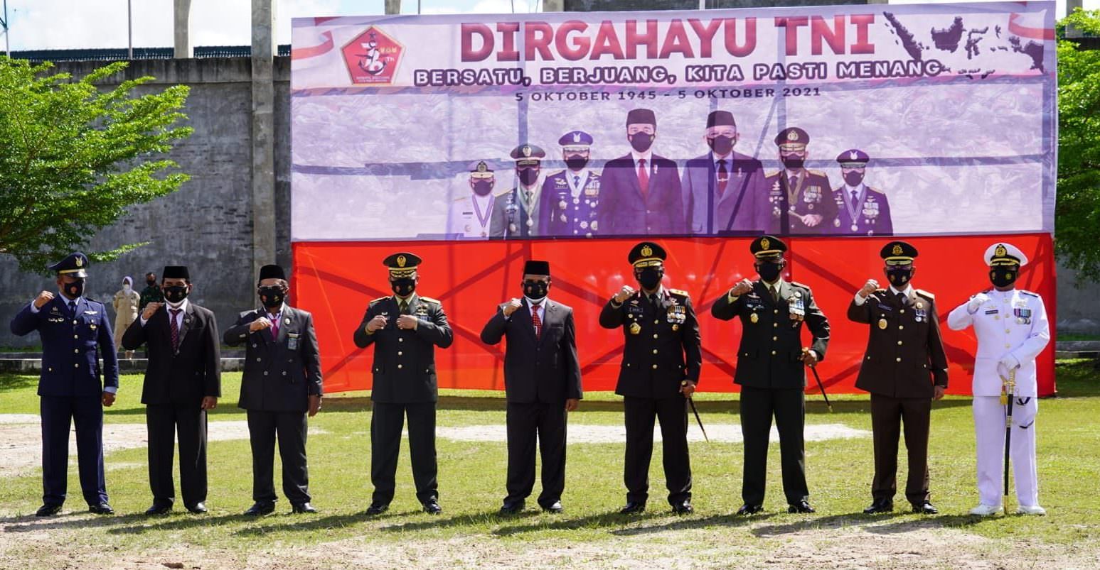 SINERGI: Danrem Kolonel Inf Yudianto Putrajaya berfoto bersama unsur Forkopimda Kalteng usai upacara peringatan HUT ke-76 TNI di lapangan Makorem 102/Pjg, Selasa (5/10). (FOTO: PENREM 102/Pjg)