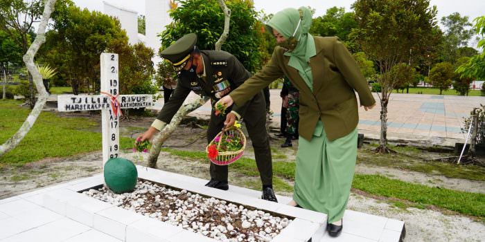 ZIARAH NASIONAL: Kasrem 102/Pjg Kolonel Czi Wakhyono menabur bunga di makam Pahlawan Nasional, Marsekal Pertama TNI (HOR) (Purn) Anakletus Tjilik Riwut di Taman makam Pahlawan Sanaman Lampang, Senin (4/10). (FOTO: PENREM 102/Pjg)