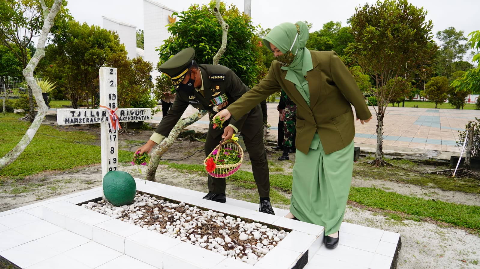 ZIARAH NASIONAL: Kasrem 102/Pjg Kolonel Czi Wakhyono menabur bunga di makam Pahlawan Nasional, Marsekal Pertama TNI (HOR) (Purn) Anakletus Tjilik Riwut di Taman makam Pahlawan Sanaman Lampang, Senin (4/10). (FOTO: PENREM 102/Pjg)