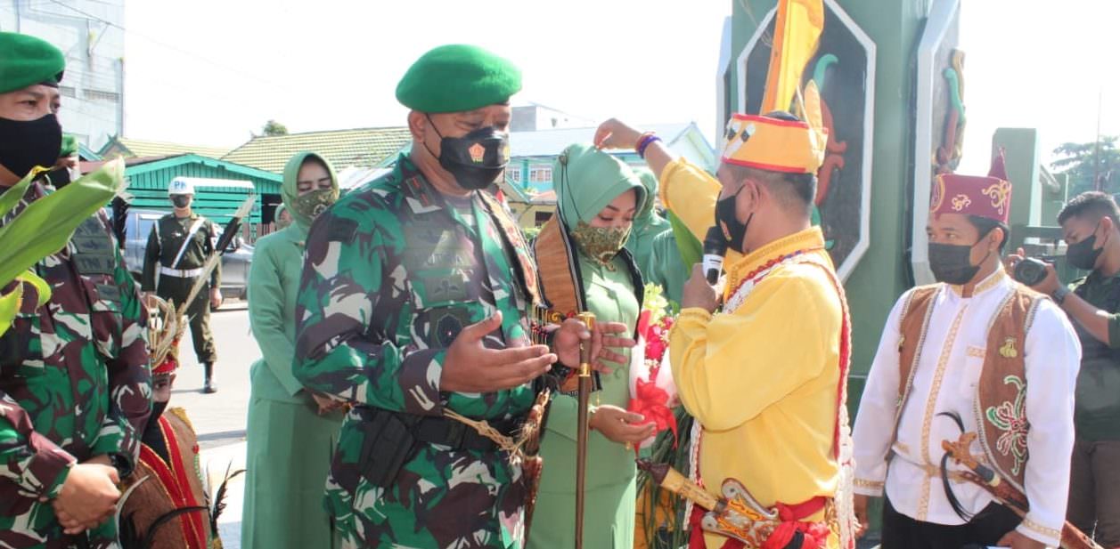 KUNJUNGAN KERJA: Danrem 102/Pjg Brigjen TNI Yudianto Putrajaya beserta Ketua Persit KCK Koorcabrem 102 PD XII/Tanjungpura, Ny Diyah Yudianto Putrajaya mengunjungi Makodim 1015/Spt, kemarin. (FOTO: KUNJUNGAN KERJA: Danrem 102/Pjg Brigjen TNI Yudianto Putrajaya beserta Ketua Persit KCK Koorcabrem 102 PD XII/Tanjungpura, Ny Diyah Yudianto Putrajaya mengunjungi Makodim 1015/Spt, kemarin. (FOTO: PENREM 102/PJG)