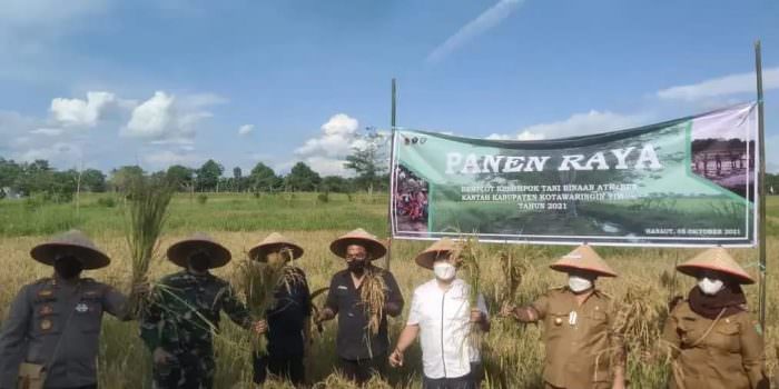 PANEN RAYA: Dandim 1015/Sampit Letkol Czi Akhmad Safari. SH mendampingi Wamen ART/BTN Surya Tjandra menghadiri kegiatan Panen Raya di Desa Hanaut, Kecamatan Pulau Hanaut, Selasa (5/10). (FOTO: PENREM 102/Pjg)