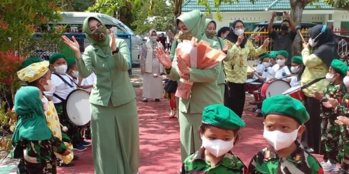 KUNJUNGAN: Ketua Persit KCK Koorcabrem 102 PD XII/Tanjungpura Ny Diyah Yudianto Putrajaya dalam rangka kunjungan kerja di Makodim 1015/Sampit, Rabu (27/10). (FOTO: PENREM 102/Pjg)