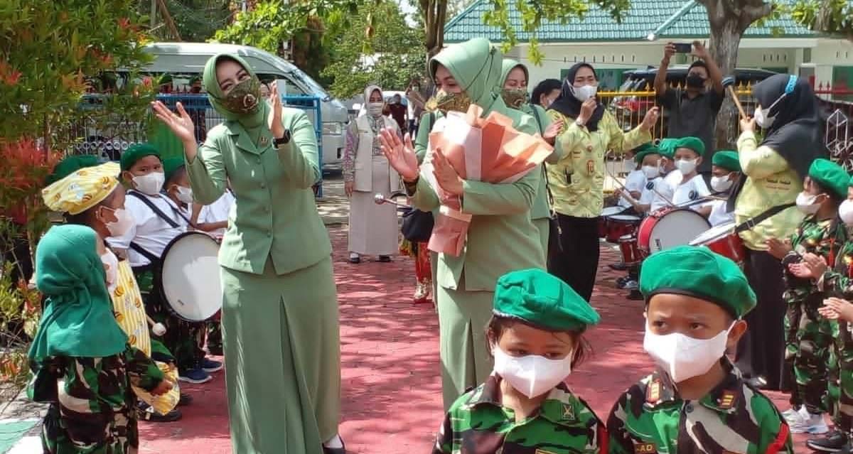 KUNJUNGAN: Ketua Persit KCK Koorcabrem 102 PD XII/Tanjungpura Ny Diyah Yudianto Putrajaya dalam rangka kunjungan kerja di Makodim 1015/Sampit, Rabu (27/10). (FOTO: PENREM 102/Pjg)