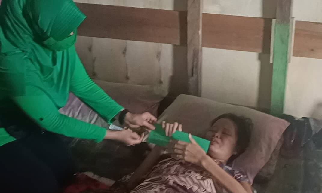 PEDULI: Ketua Persit KCK Cabang XLI Kodim 1015/Sampit Ny Diny Akhmad Safari menjenguk warga binaan Kodim 1015/Sampit yang menderita sakit. (FOTO: PENREM 102/Pjg)