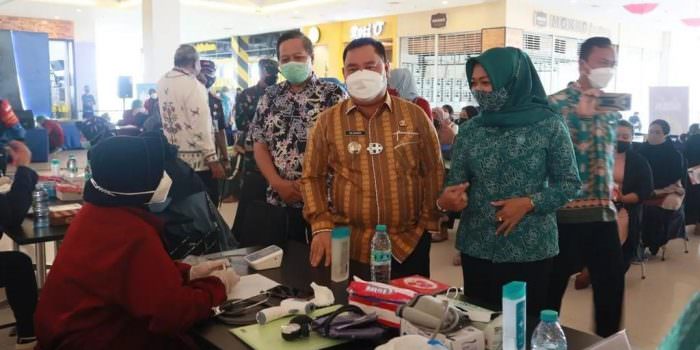 DAMPINGI: Plt Kepala Dinkes, Umar Kaderi (kiri) mendampingi Bupati Kotim, H Halikinnor melihat proses vaksinasi, belum lama ini. (FOTO: HUMAS UNTUK KALTENG POS)