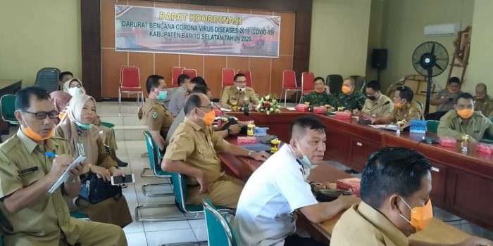 MEMIMPIN : Sekretaris Daerah Kabupaten Barito Selatan Eddy Purwanto saat memimpin rapat koordinasi di aula Setda Barsel, beberapa waktu lalu. (FOTO: JENERI/KALTENG POS)