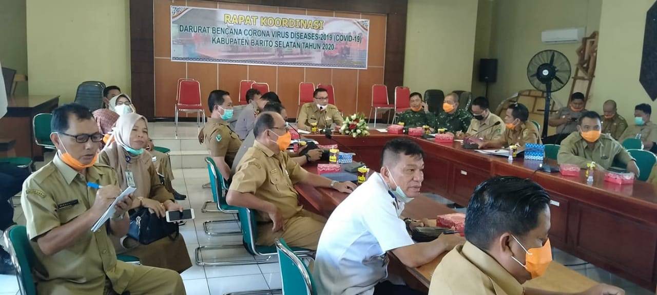 MEMIMPIN : Sekretaris Daerah Kabupaten Barito Selatan Eddy Purwanto saat memimpin rapat koordinasi di aula Setda Barsel, beberapa waktu lalu. (FOTO: JENERI/KALTENG POS)