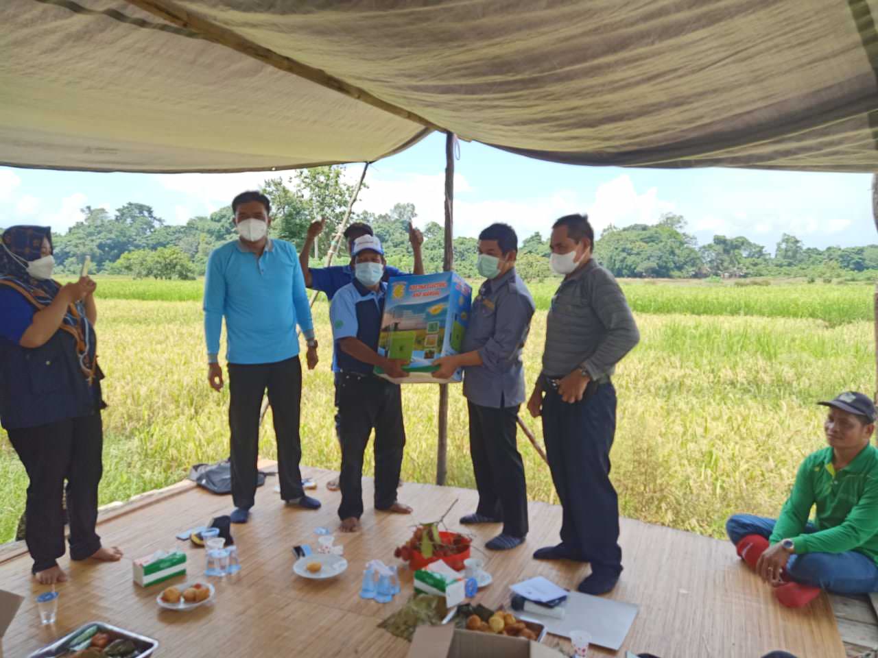 DUKUNGAN: Bupati Barito Timur Ampera AY Mebas memberikan bantuan saprodi kepada petani saat panen padi hasil tanam April-September 2021 di Desa Tampa, Kecamatan Paku, belum lama ini. (FOTO: ADC BUPATI BARTIM )