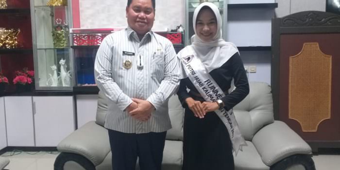 BERI DUKUNGAN: Bupati Kabupaten Kotim H Halikinnor foto bersama Putri Hijab Kalteng Anisa Kharisma sekaligus memberikan dukungan untuk mengikuti pemilihan Putri Hijab Indonesia 2021, Minggu (17/10). (FOTO: BAHRI/KALTENGPOS)