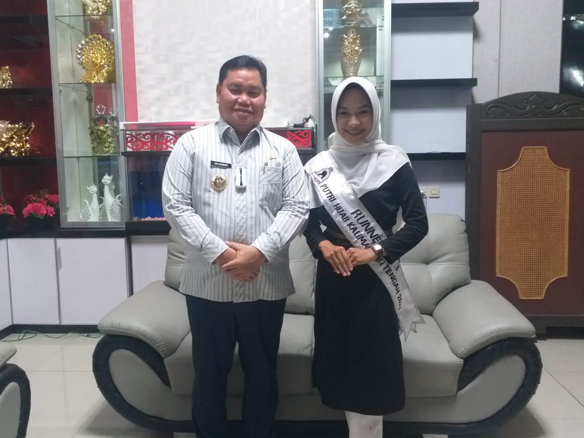 BERI DUKUNGAN: Bupati Kabupaten Kotim H Halikinnor foto bersama Putri Hijab Kalteng Anisa Kharisma sekaligus memberikan dukungan untuk mengikuti pemilihan Putri Hijab Indonesia 2021, Minggu (17/10). (FOTO: BAHRI/KALTENGPOS)