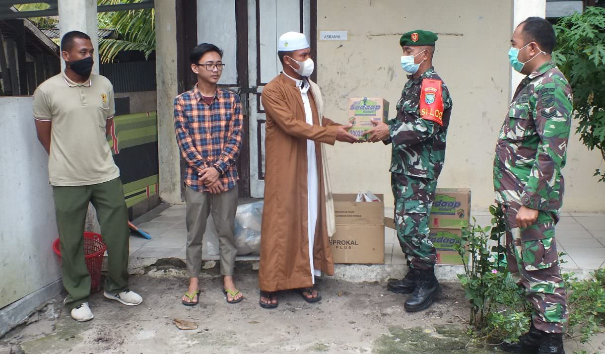 BANTUAN: Kodim 1014 /Pbn memberikan bantuan kepada Pondok Pesantren An - Naja di Kelurahan Raja, Kobar, Jumat (1/10). (FOTOL: PENREM 102/Pjg)