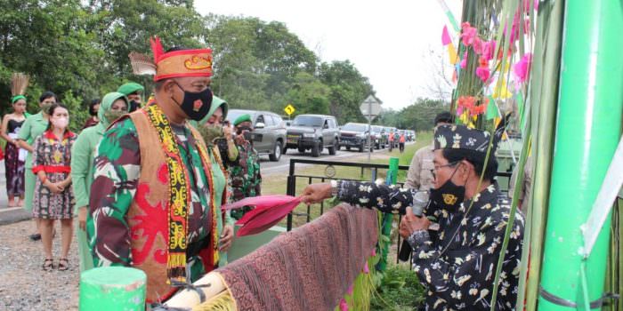 ACARA ADAT: Danrem 102/Pjg Brigjen TNI Yudianto Putrajaya, SE MM disambut dengan prosesi adat tota’ garung pantan dan tapung tawar, lazim dilaksanakan untuk penyambutan tamu agung dan terhormat yang berkunjung ke Kabupaten Lamandau, Selasa (26/10). (FOTO: PENREM 102/Pjg )