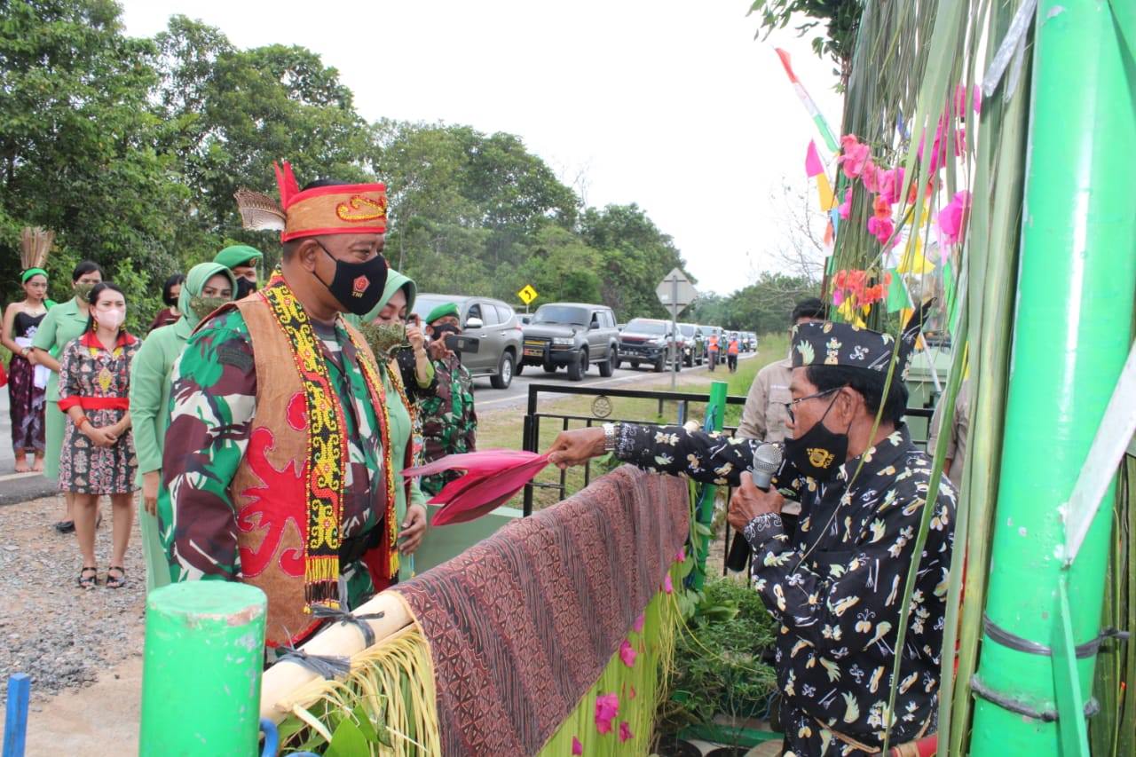 ACARA ADAT: Danrem 102/Pjg Brigjen TNI Yudianto Putrajaya, SE MM disambut dengan prosesi adat tota’ garung pantan dan tapung tawar, lazim dilaksanakan untuk penyambutan tamu agung dan terhormat yang berkunjung ke Kabupaten Lamandau, Selasa (26/10). (FOTO: PENREM 102/Pjg )