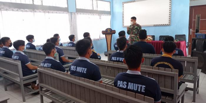 PEMBINAAN : Staf Kodim 1013/Mtw memberi pembinaan kepada warga binaan Rutan Klas IIB Muara Teweh, Sabtu (30/10) lalu. (FOTO: PENDIM 1013/MTW)