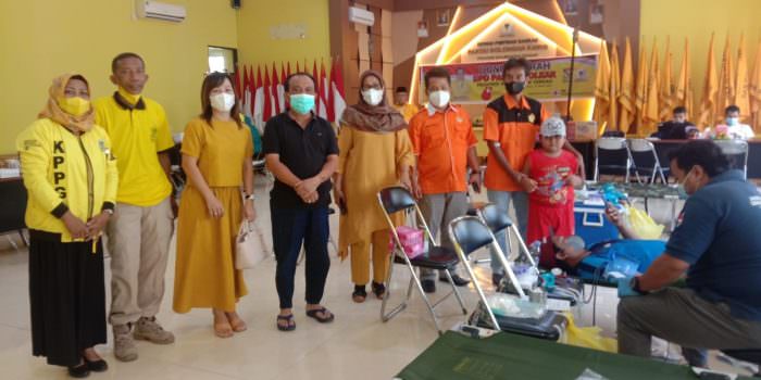 DONOR DARAH: Pengurus dan Kader DPD Golkar Kalteng meninjau kegiatan donor darah yang dilaksanakan di Sekretariat DPD Golkar Kalteng, Minggu (31/10). (FOTO: YUDA / KALTENG POS)