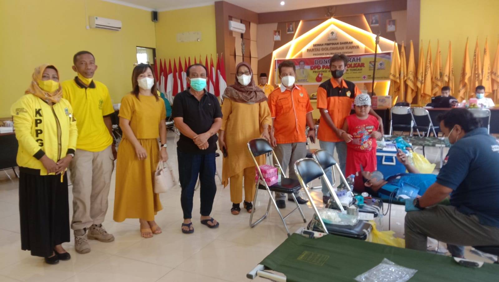 DONOR DARAH: Pengurus dan Kader DPD Golkar Kalteng meninjau kegiatan donor darah yang dilaksanakan di Sekretariat DPD Golkar Kalteng, Minggu (31/10). (FOTO: YUDA / KALTENG POS)