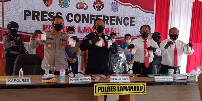 UNGKAP KASUS: Dirresnarkoba Polda Kalteng Kombes Pol Nono Wardoyo (dua dari kanan), bersama Kabid Humas Polda Kalteng Kombes Pol Eko (tiga dari kanan), didampingi Kapolres Lamandau AKBP Arif Budi Purnomo (empat dari kanan), dan Kasat Resnarkoba AKP I Made Rudia (pojok kanan), menunjukkan barang bukti sabu yang berhasil diungkap jajaran Polres Lamandau, Senin (1/11). (FOTO: RUSLAN/KALTENG POS)