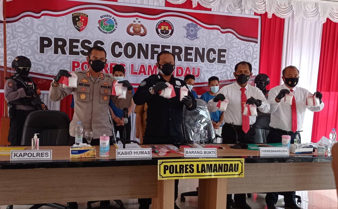 UNGKAP KASUS: Dirresnarkoba Polda Kalteng Kombes Pol Nono Wardoyo (dua dari kanan), bersama Kabid Humas Polda Kalteng Kombes Pol Eko (tiga dari kanan), didampingi Kapolres Lamandau AKBP Arif Budi Purnomo (empat dari kanan), dan Kasat Resnarkoba AKP I Made Rudia (pojok kanan), menunjukkan barang bukti sabu yang berhasil diungkap jajaran Polres Lamandau, Senin (1/11). (FOTO: RUSLAN/KALTENG POS)