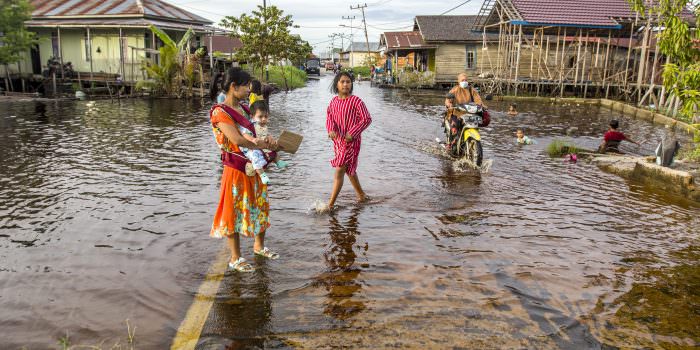 TERGENANG: Air luapan dari Sungai Kahayan mulai meluber ke aspal Jalan Anoi, Jumat (5/11). (FOTO: AGUS PRAMONO/KALTENG POS)